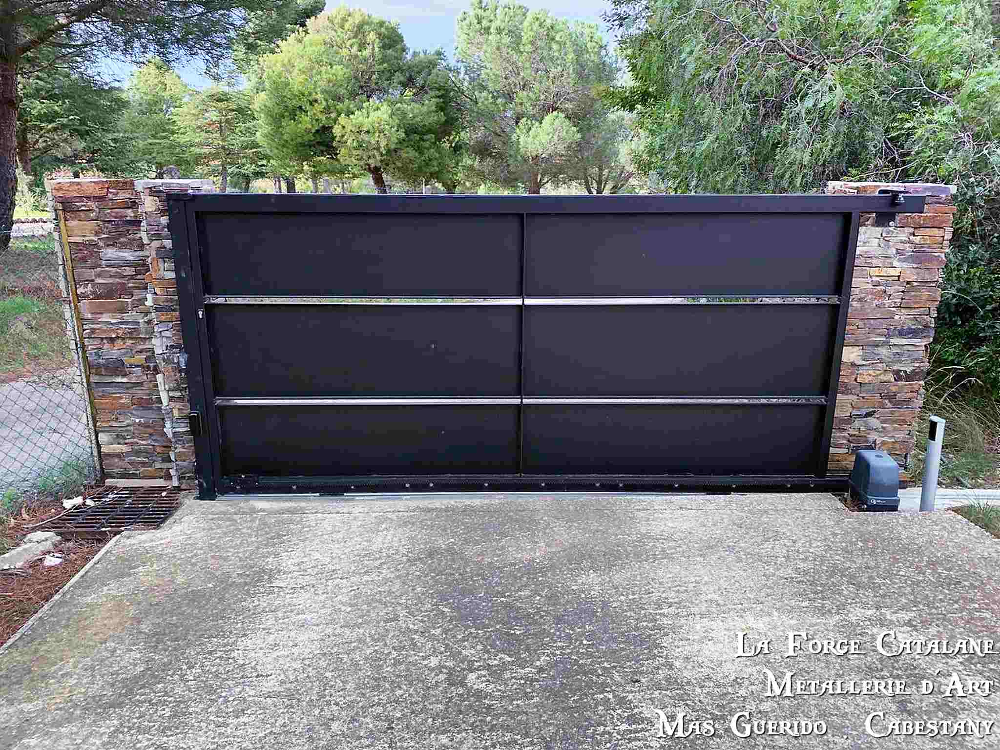 portail tole coulissant motorise forge catalane.jpg